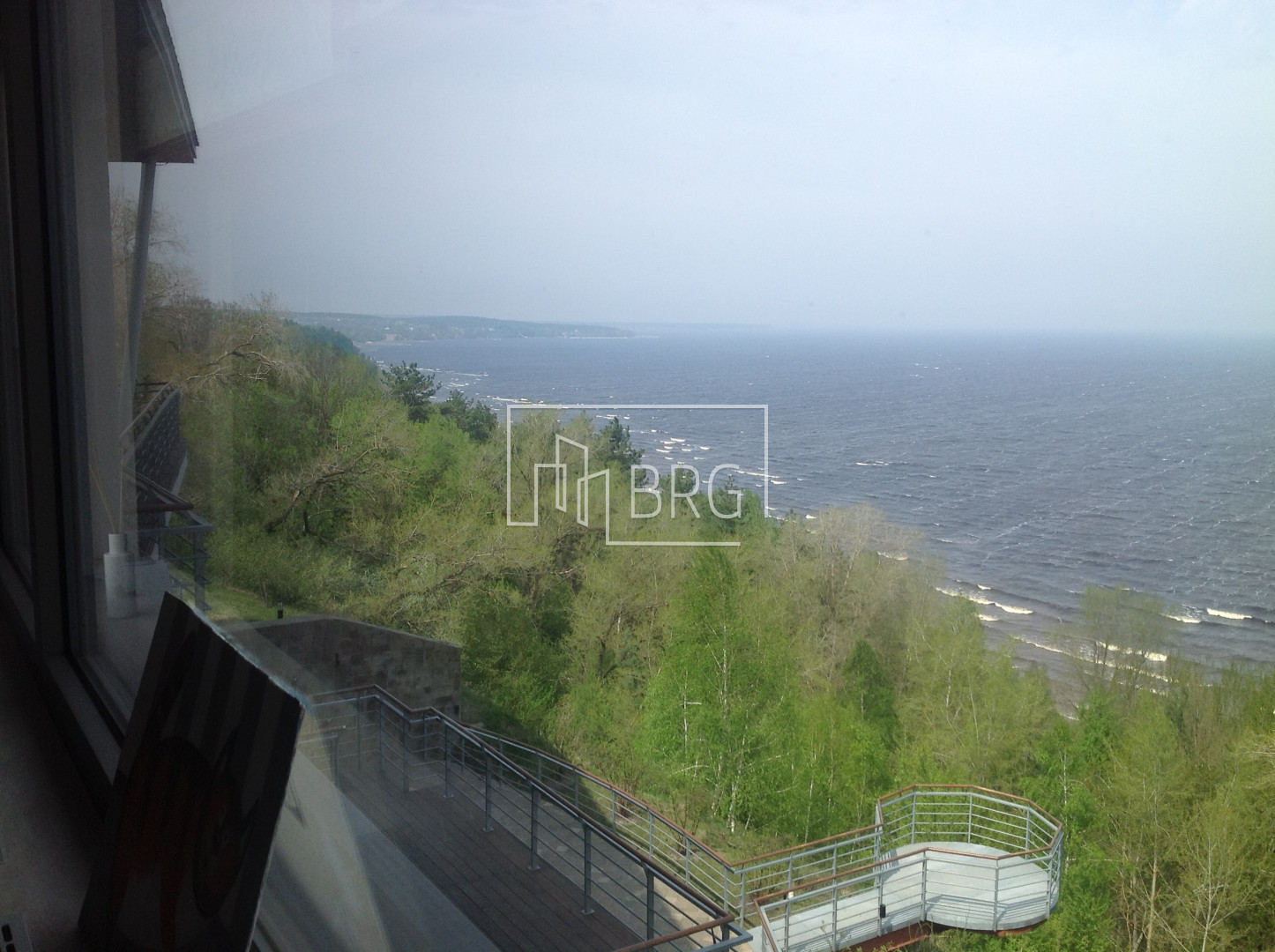Дом с панорамным видом на Киевское море в современном стиле. Київська обл