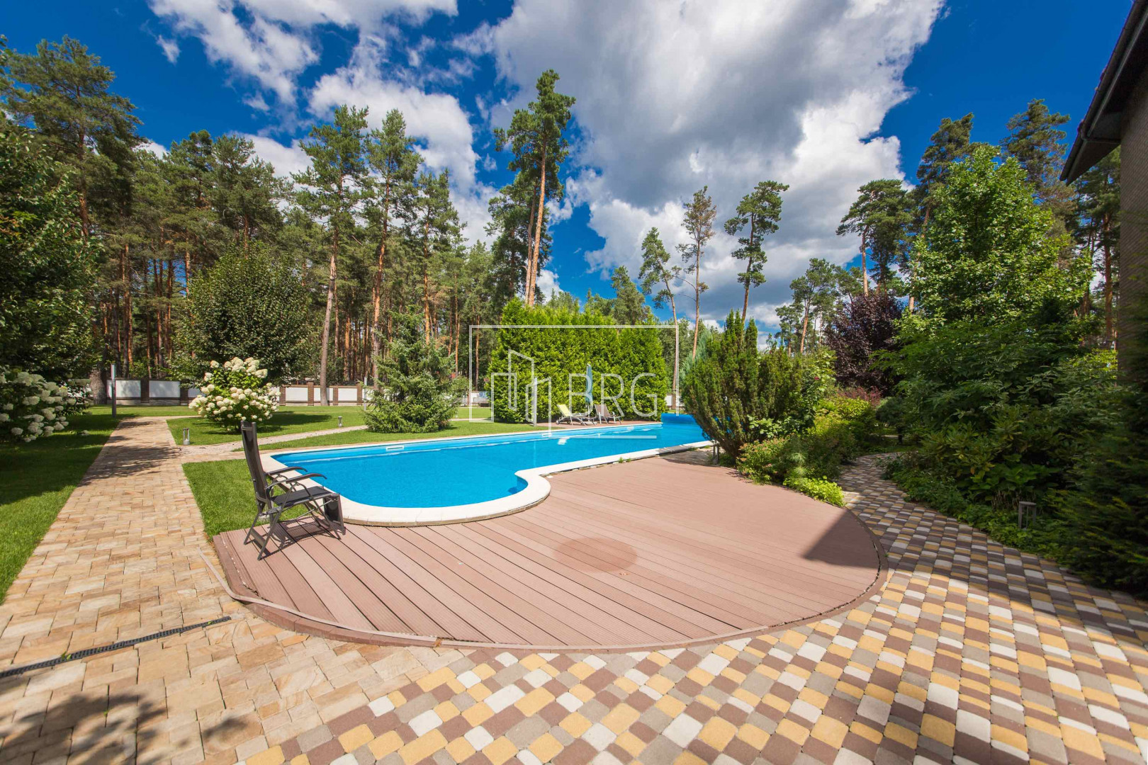 Дом 410м с бассейном на территории Рудыки Конча-Заспа. Kiev region