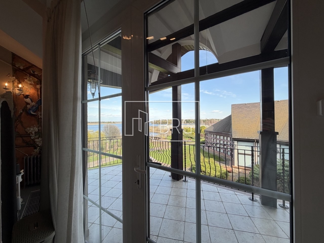 Дом 1500м КГ Тихая гавань с бассейном и выходом на Днепр. Київська обл