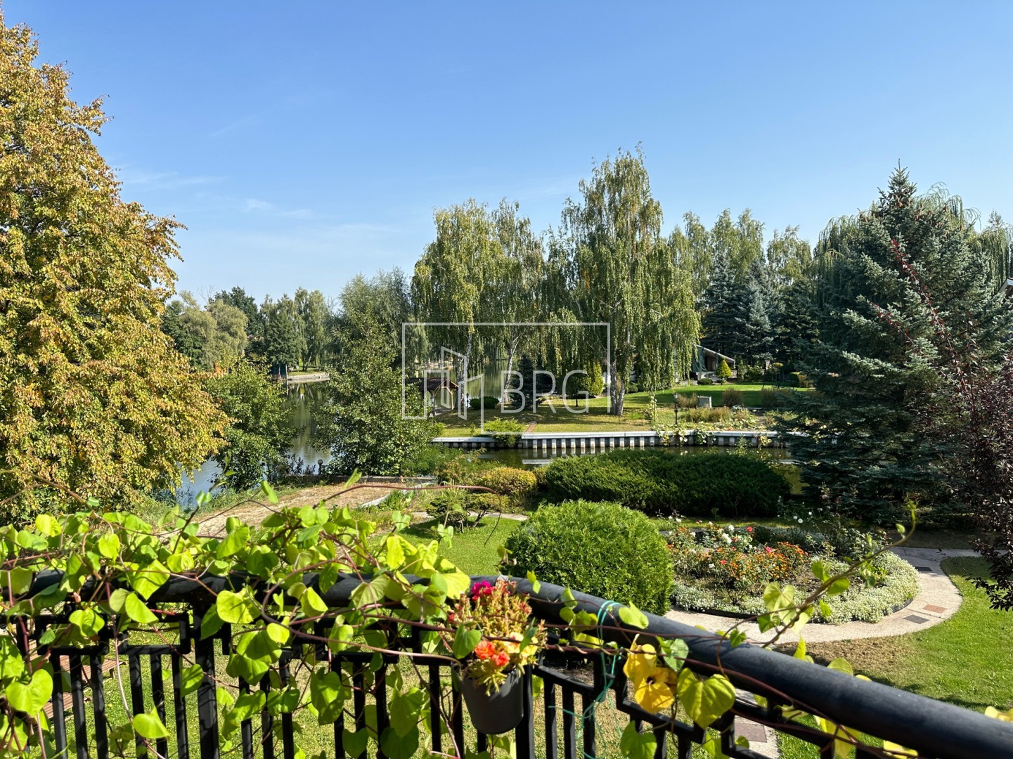 House KG Golden Gate 536m with a tennis court and access to the river Kozinka. Kiev region