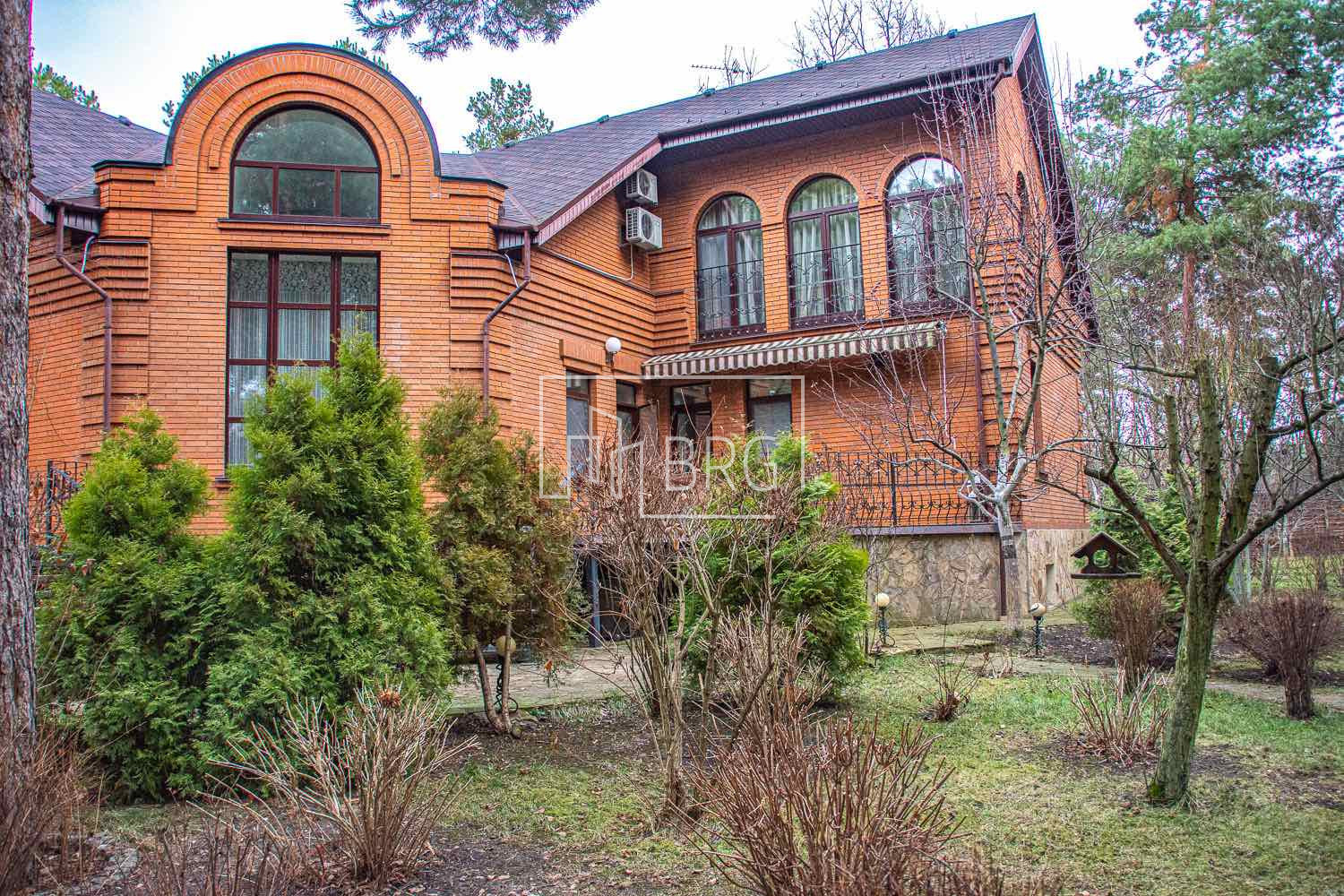 Домовладение 1300м в сосновом лесу. Kiev region