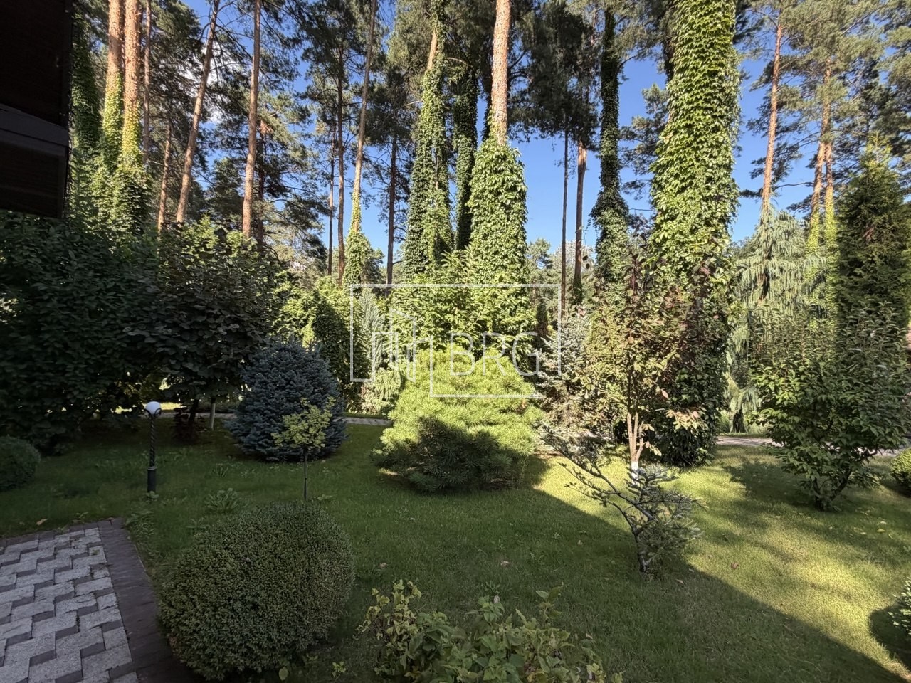 Современный дом 325м с красивым природным ландшафтом коттеджный городок Мархалевка. Київська обл