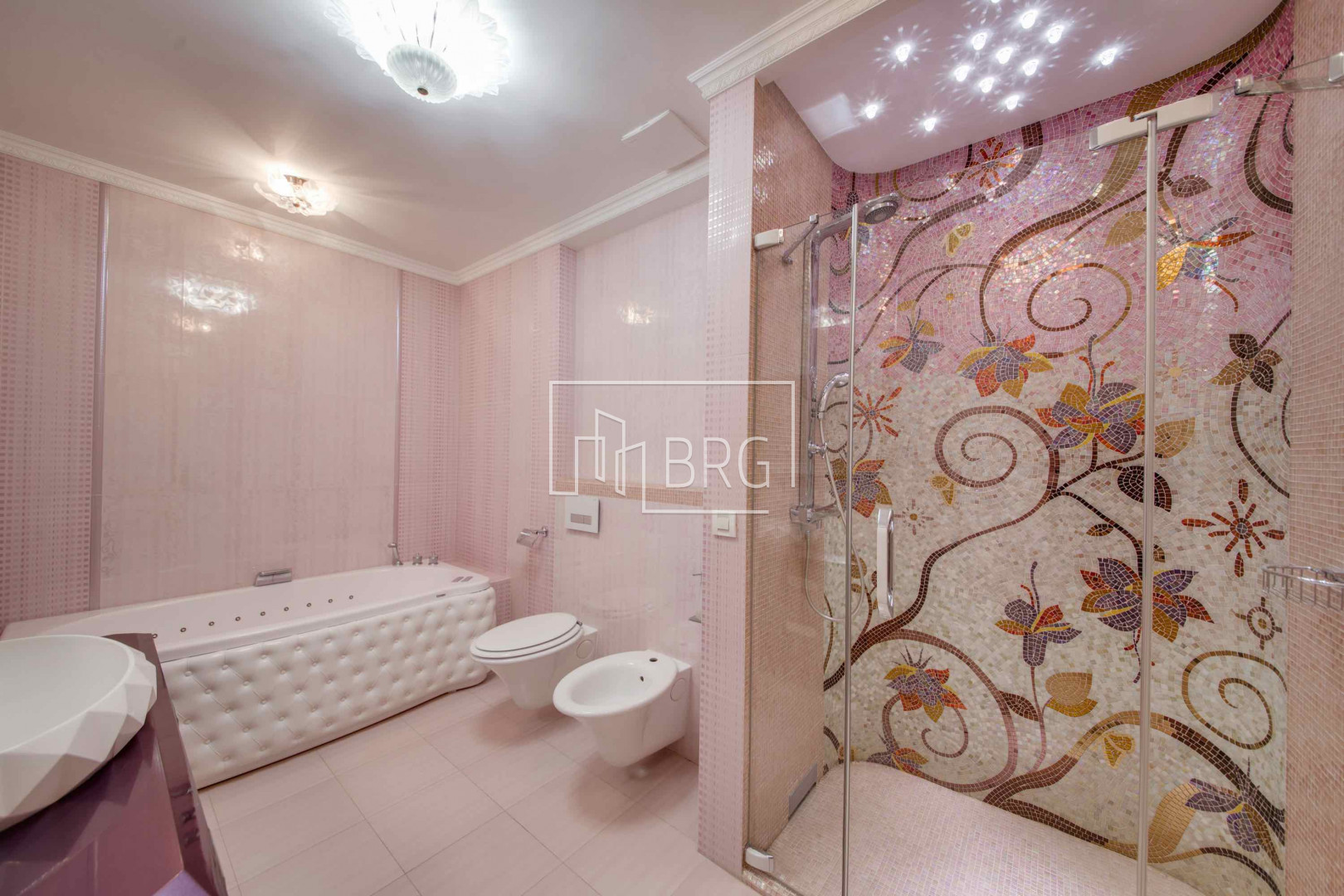 Penthouse 500m with a view of the Dnieper and Mariinsky Park. Kiev
