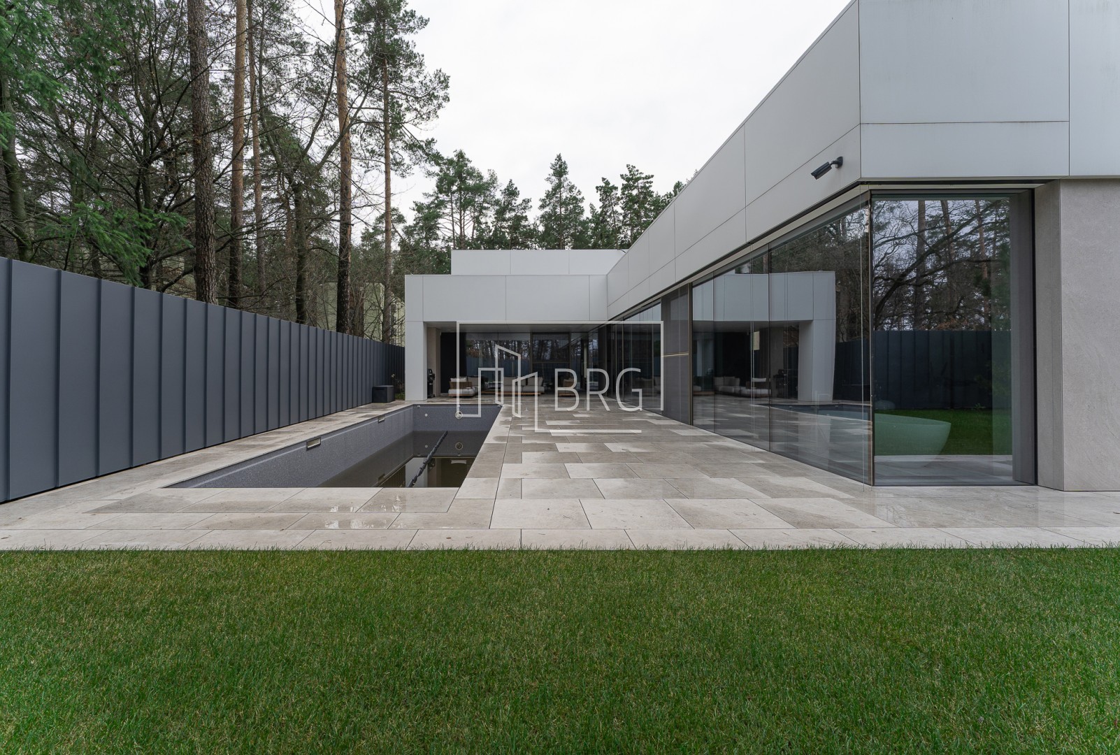 Дом 305м с бассейном Плюты Конча-Заспа. Киевская обл