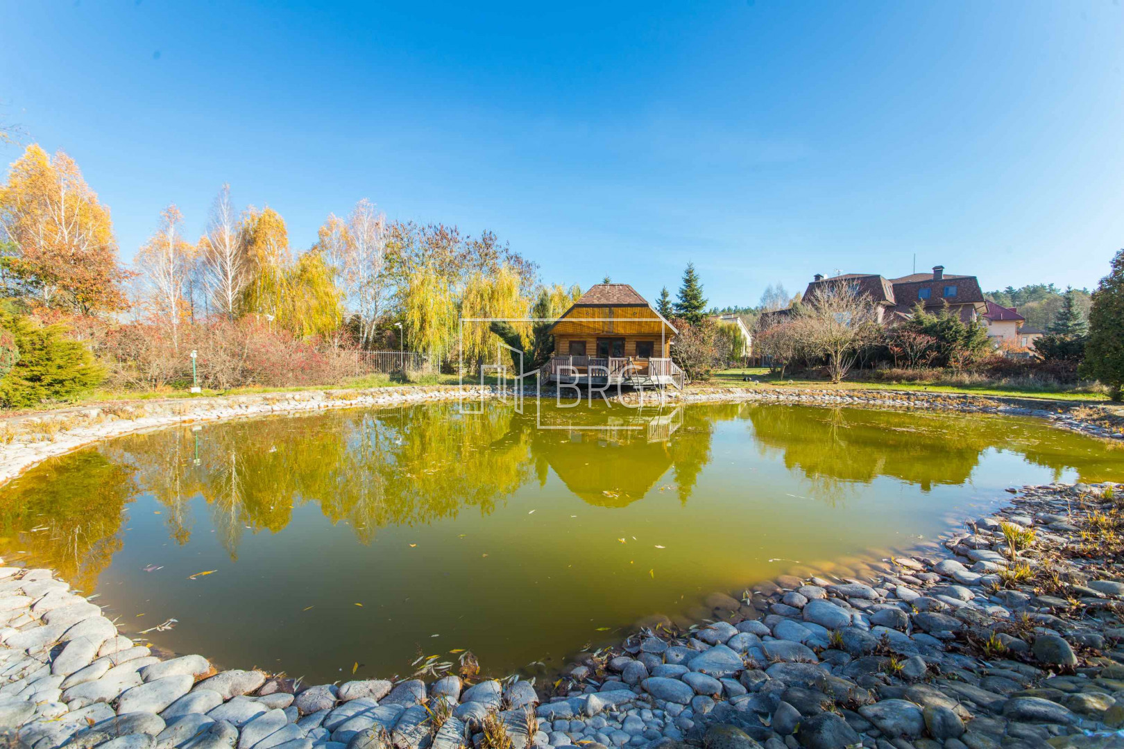 Дом 1050м КГ Канадская деревня с озером на территории Гостомель. Kiev region