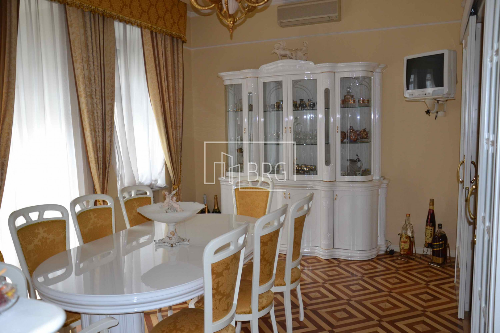 Квартира 5-ти комнатная с мансардой Липки Печерск. Киев