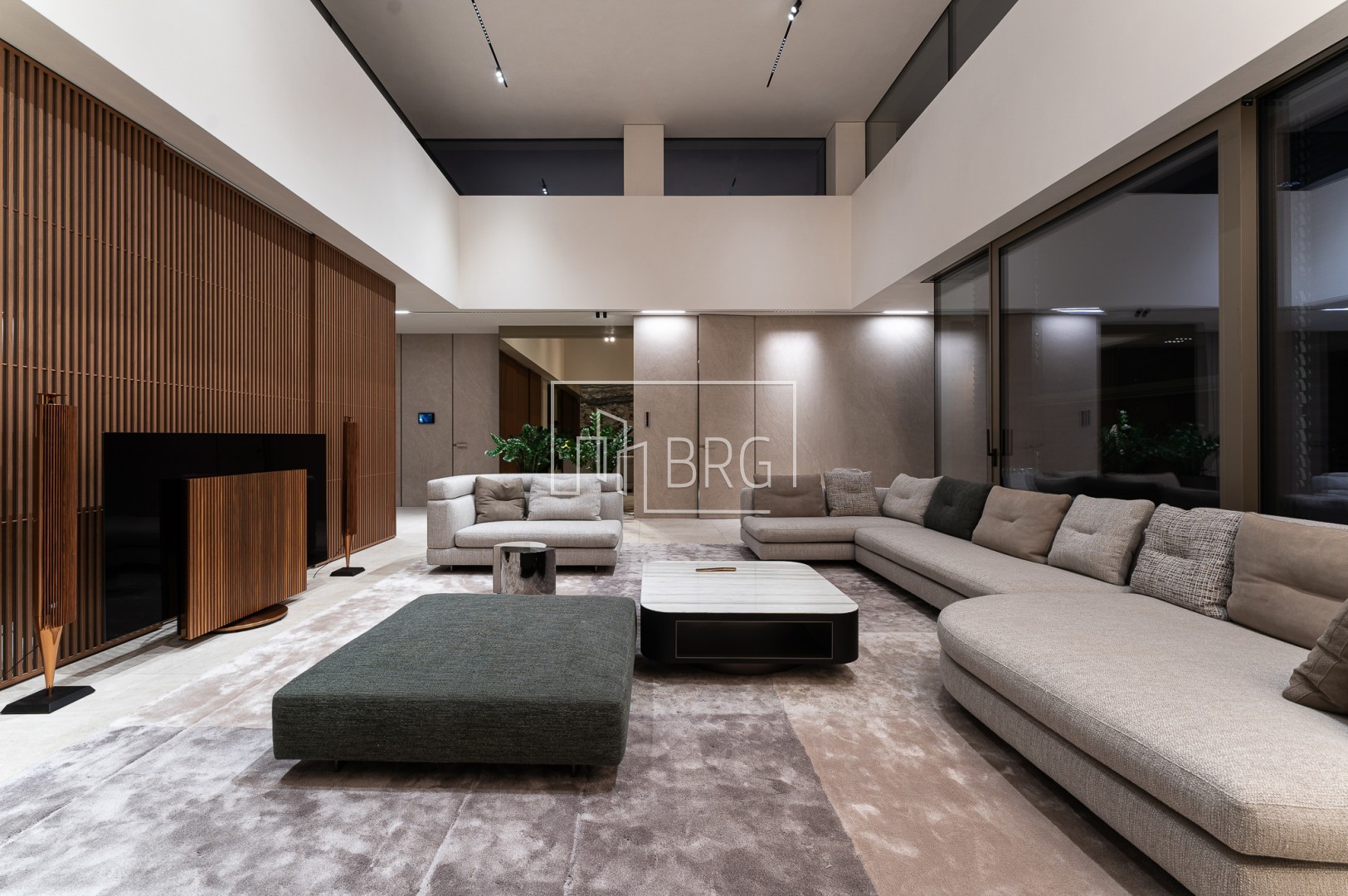 Дом 305м с бассейном Плюты Конча-Заспа. Киевская обл