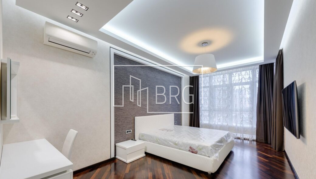 4 room apartment, "Novopecherskie Lipki". Kiev
