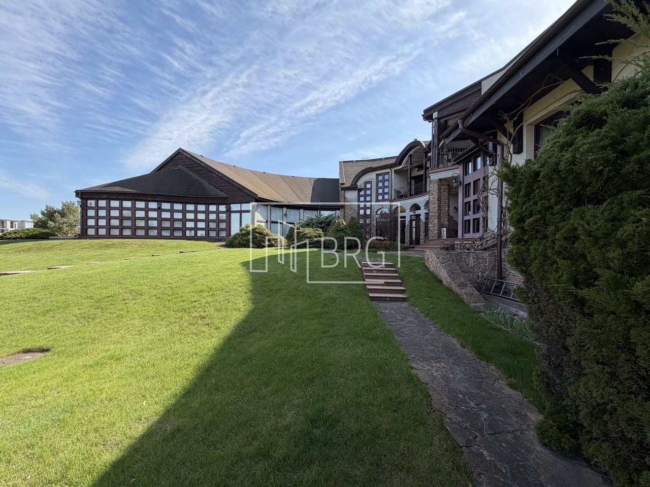 Дом 1500м КГ Тихая гавань с бассейном и выходом на Днепр. Київська обл