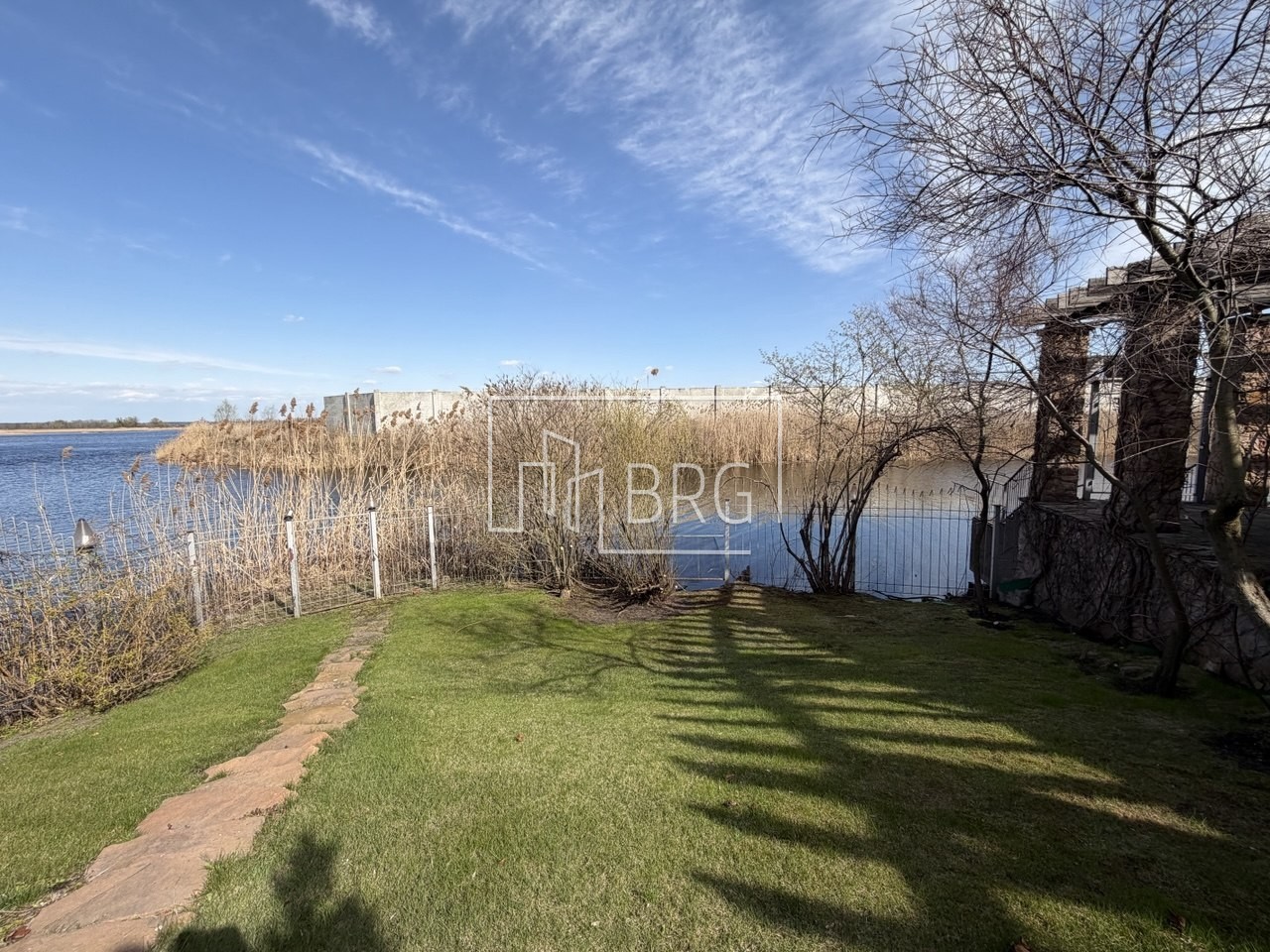 Дом 1500м КГ Тихая гавань с бассейном и выходом на Днепр. Київська обл