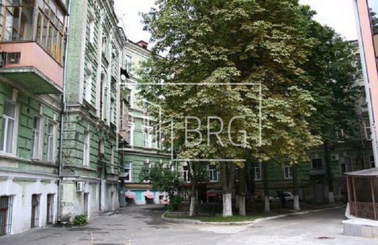 2 room apartment, Shevchenko district. Kiev