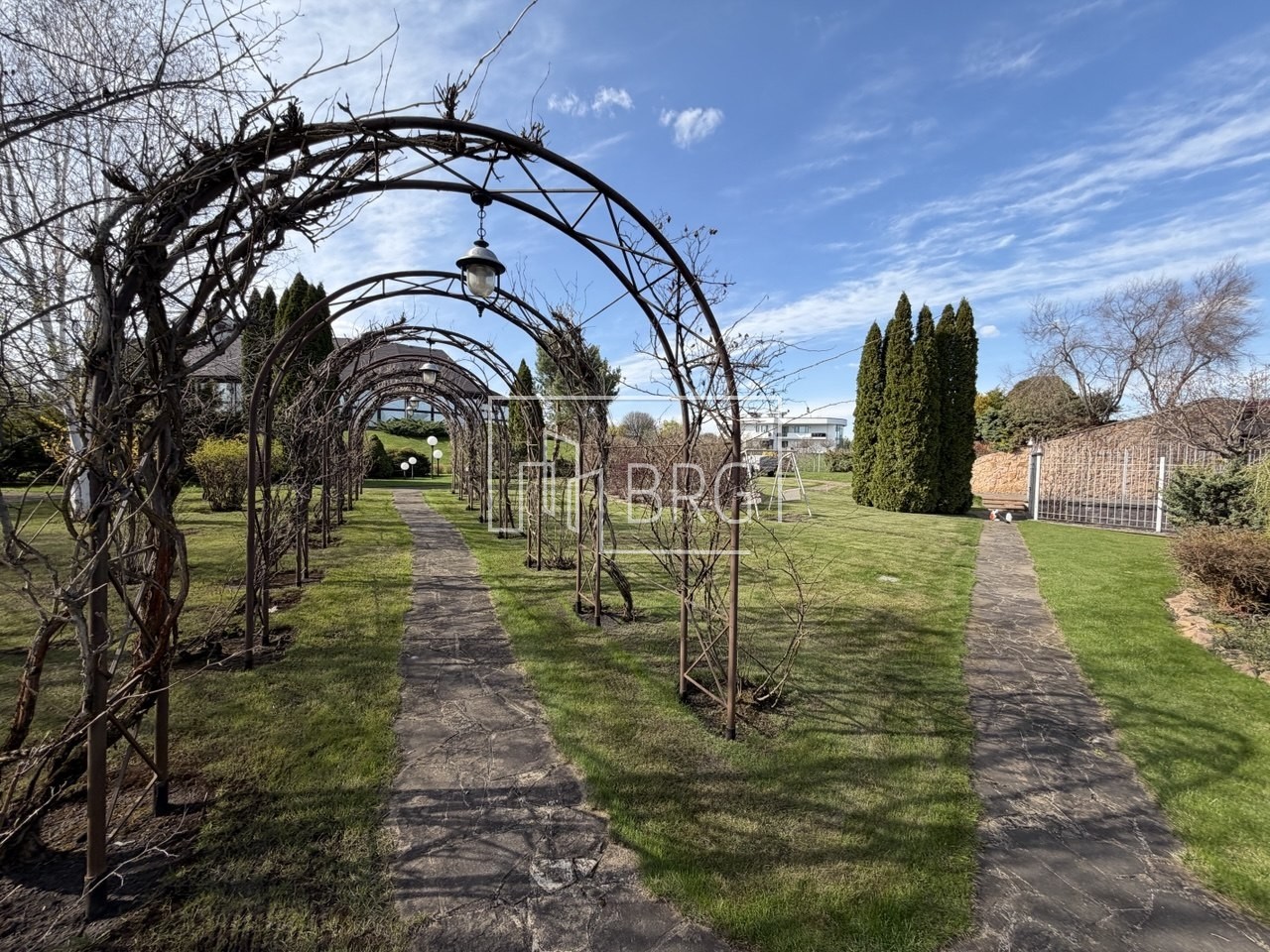 Дом 1500м КГ Тихая гавань с бассейном и выходом на Днепр. Київська обл