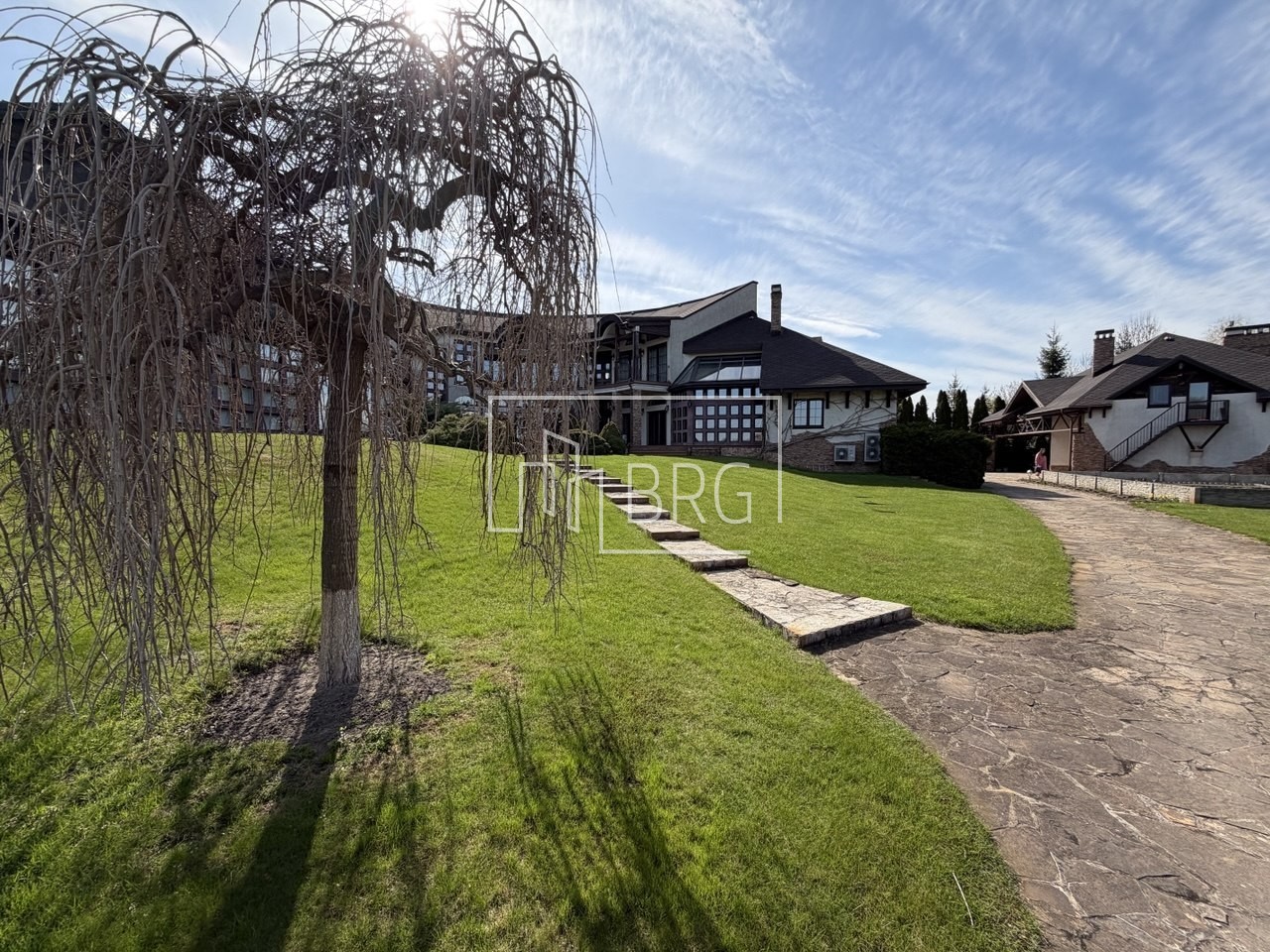 Дом 1500м КГ Тихая гавань с бассейном и выходом на Днепр. Київська обл