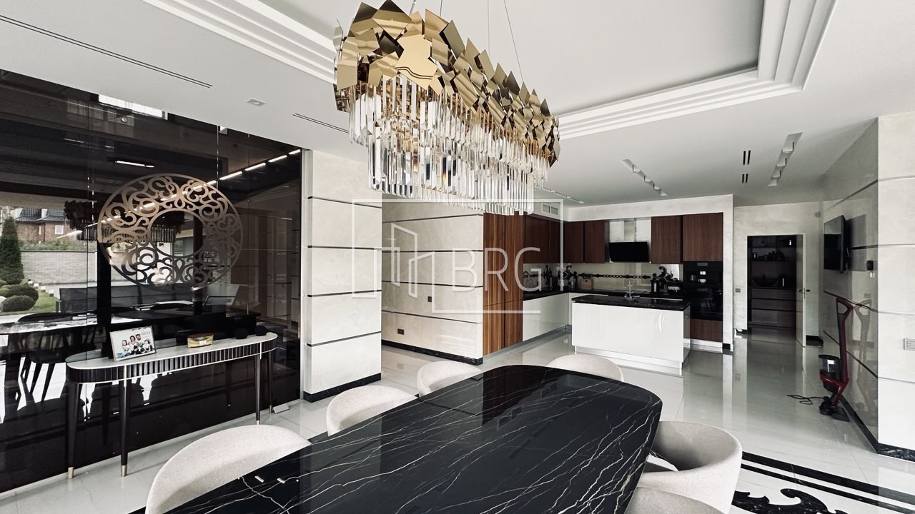 Современный дом 680м с бассейном в коттеджном городке Иванковичи. Київська обл