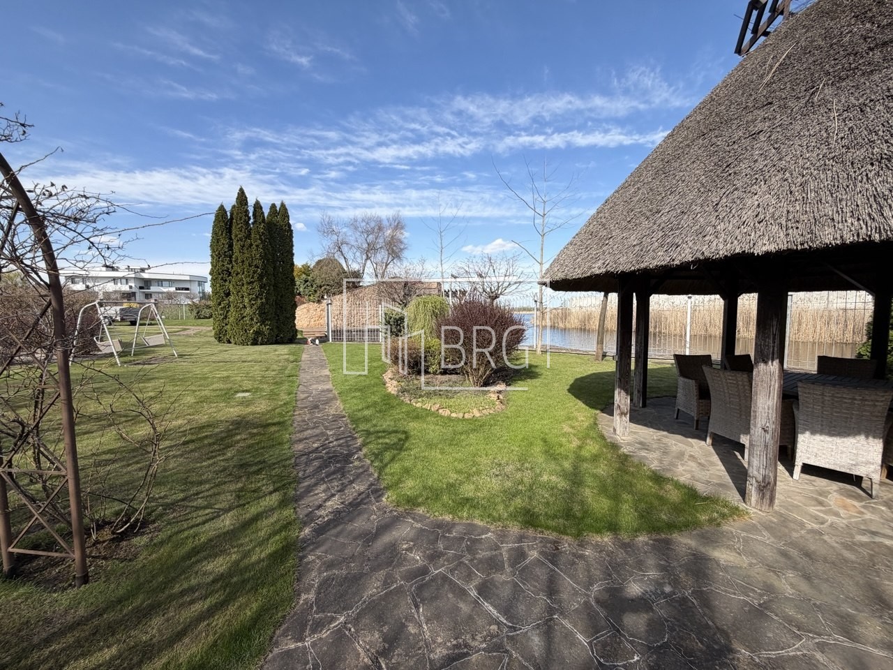 Дом 1500м КГ Тихая гавань с бассейном и выходом на Днепр. Київська обл