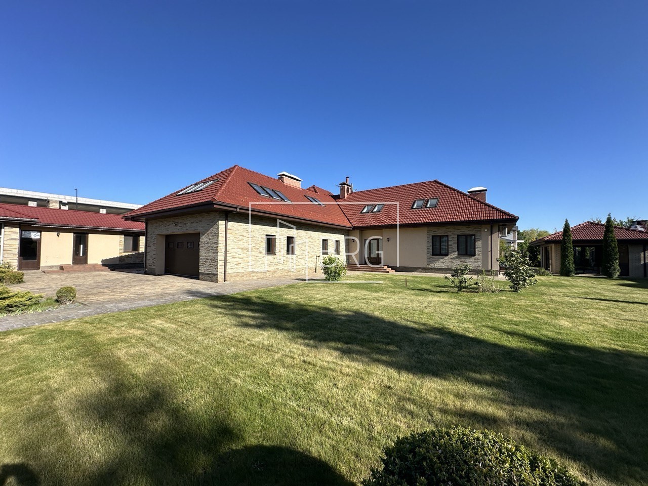 Дом КГ Днипрова хвыля 550м с бассейном. Київська обл