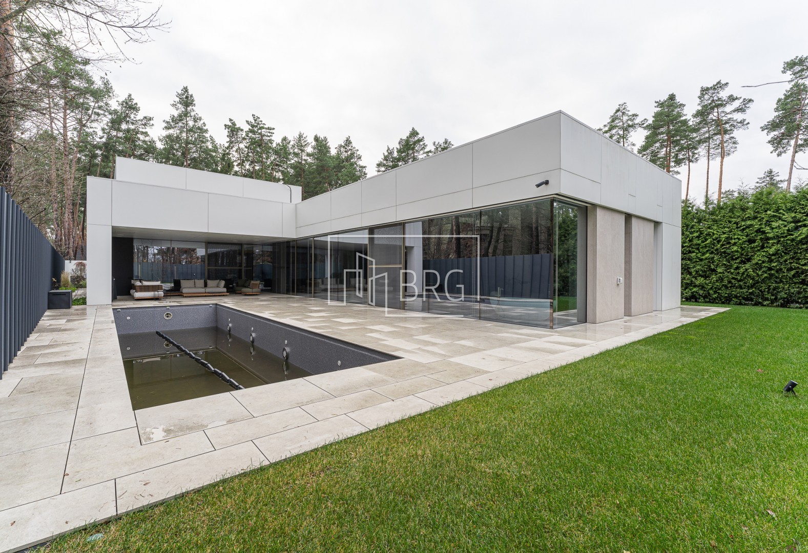 Дом 305м с бассейном Плюты Конча-Заспа. Киевская обл