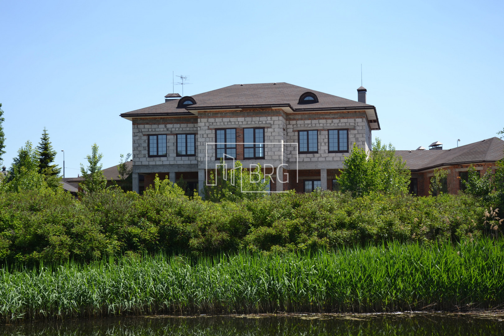House 714m Dam 2 km with access to the Dnieper River. Kiev region