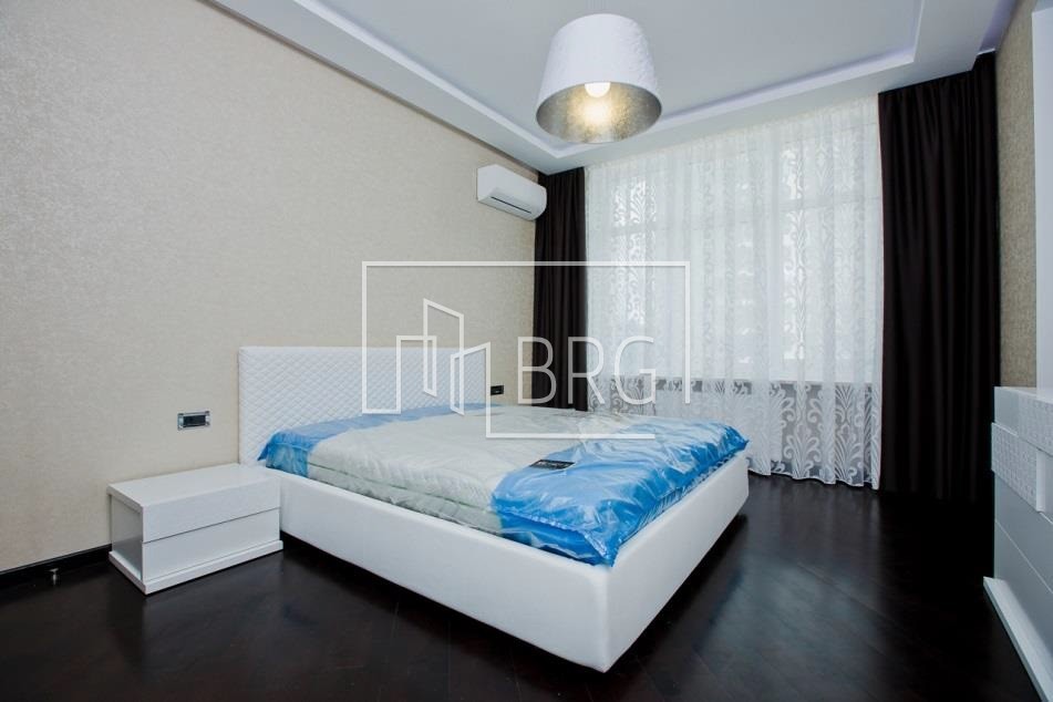 3 room apartment, "Novopecherskie Lipki". Kiev