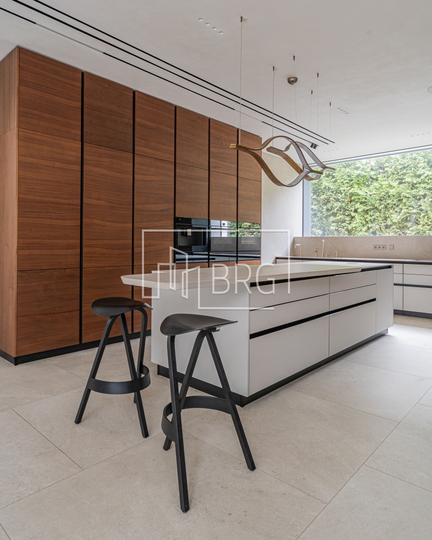 Дом 305м с бассейном Плюты Конча-Заспа. Киевская обл