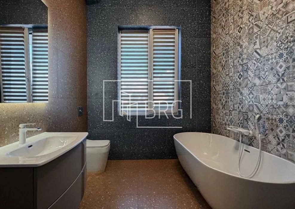 Новый дом с бассейном 360м КГ Монтана вилладж Козин. Киевская обл