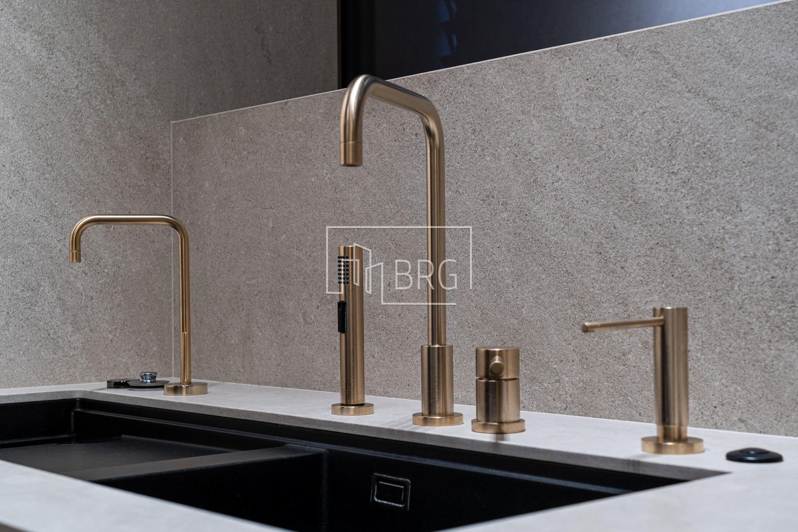 Дом 305м с бассейном Плюты Конча-Заспа. Киевская обл