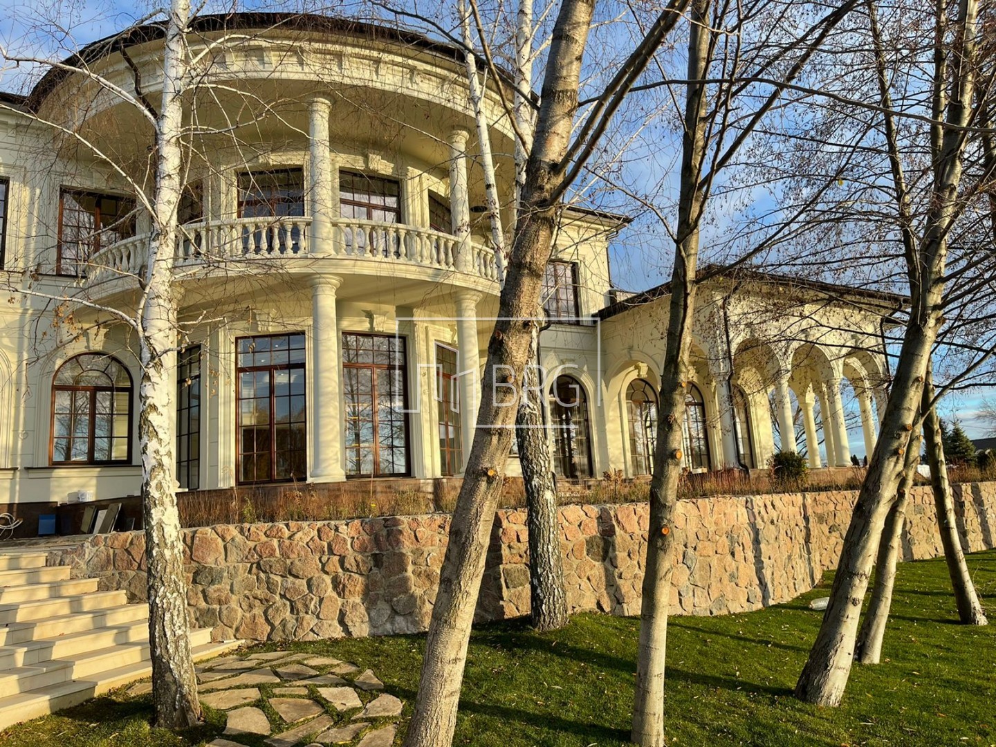 House 1020m with access to the water on the Dam. Kiev region