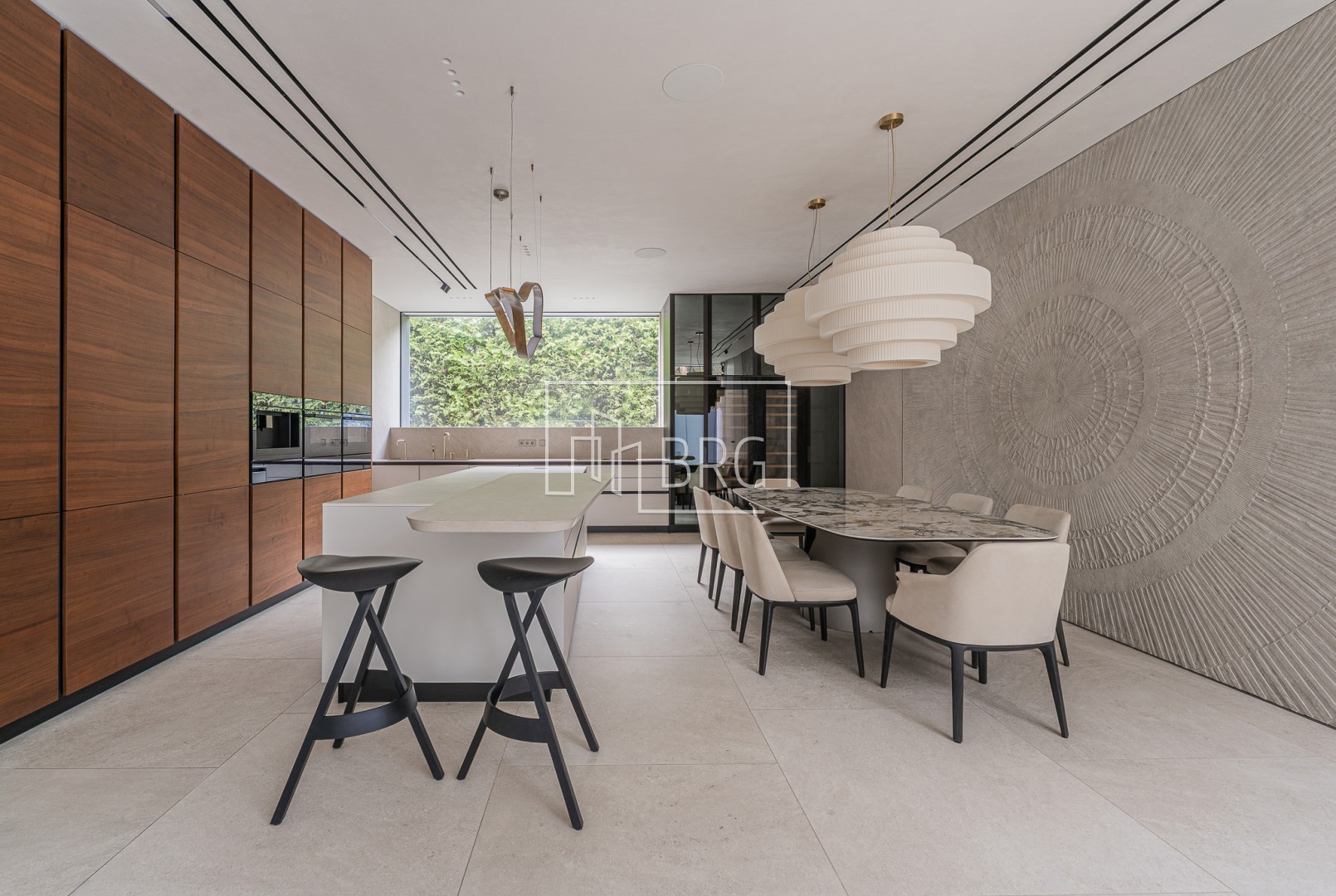 Дом 305м с бассейном Плюты Конча-Заспа. Киевская обл