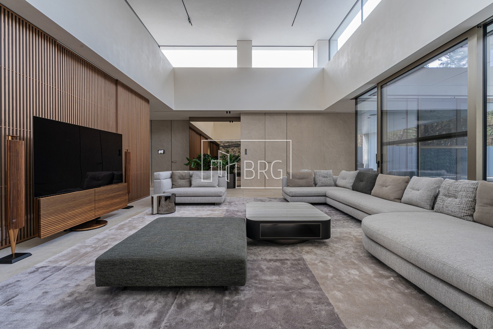 Дом 305м с бассейном Плюты Конча-Заспа. Киевская обл