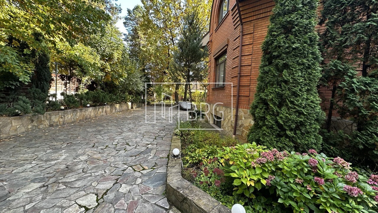 Дом 700м в сосновом лесу Пятихатки Козин. Київська обл