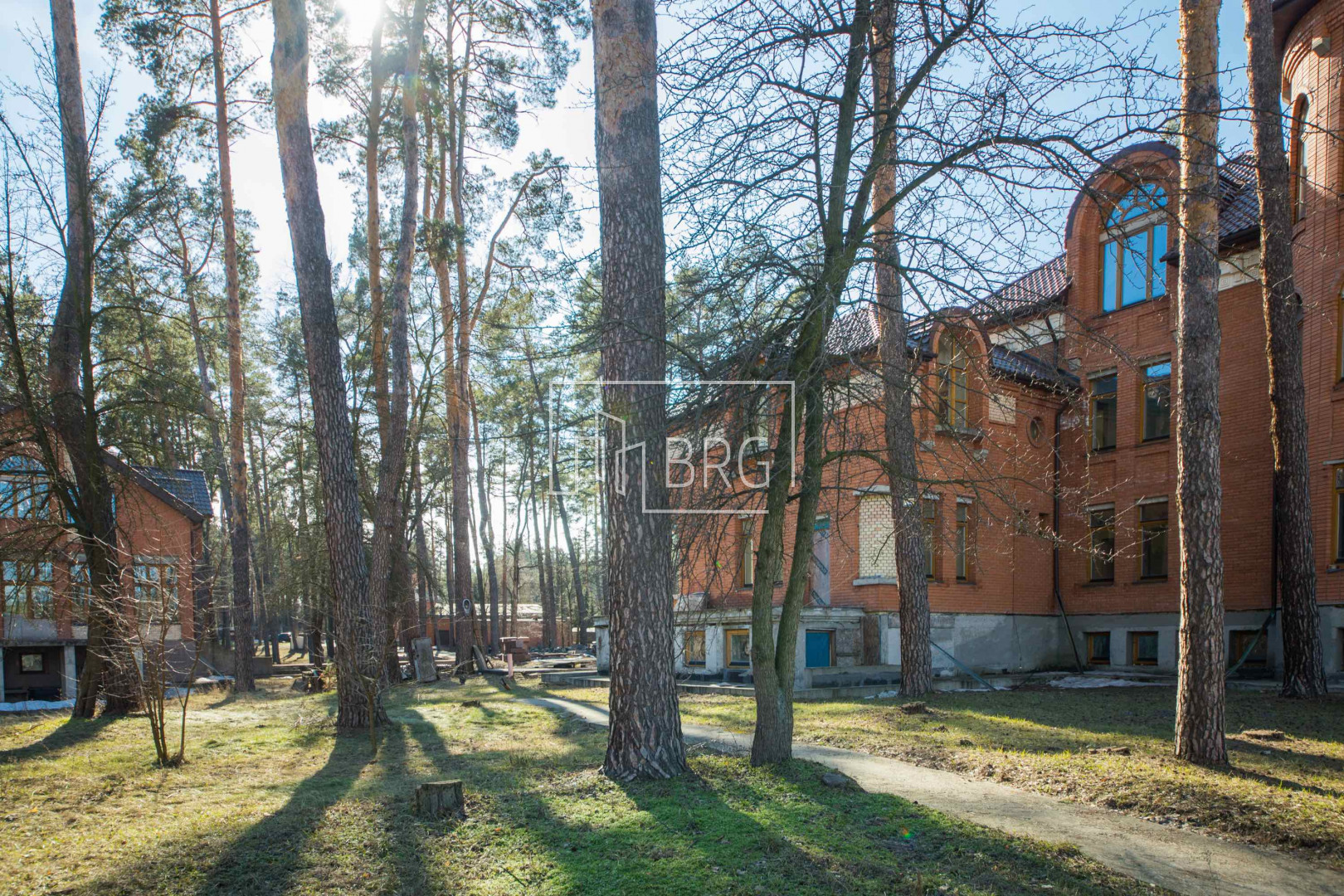 Дом 1300м в лесной зоне с выходом на р.Стугну. Киевская обл