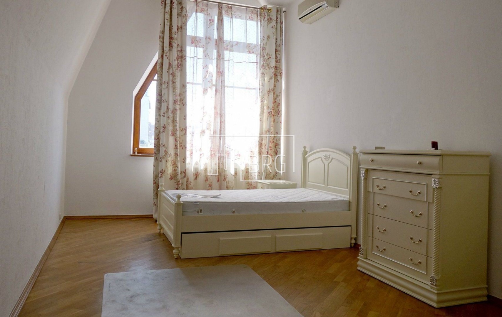 Two-level apartment, Shevchenko district. Kiev