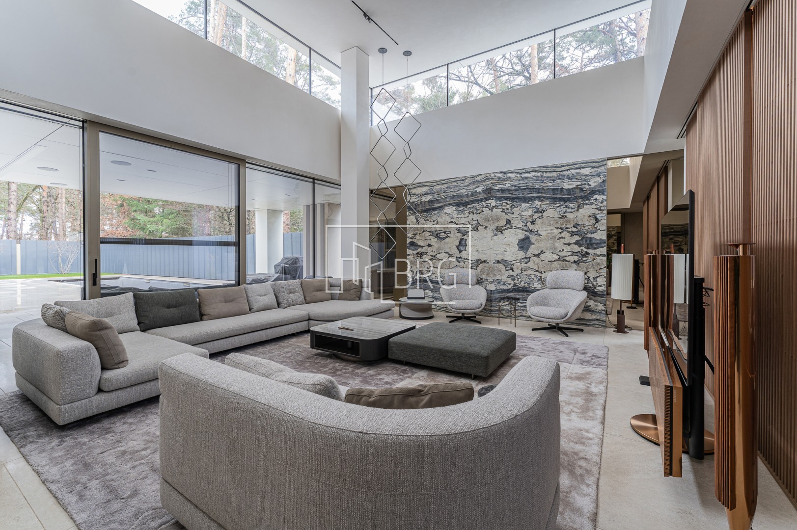 Дом 305м с бассейном Плюты Конча-Заспа. Киевская обл