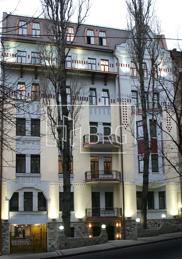Квартира 2-х комнатная с камином в клубном доме "Замок на Паньковской". Киев