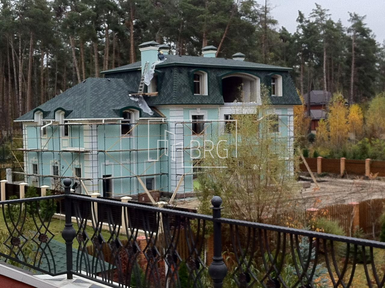 Дом 600м с соснами на территории в Романкове . Киевская обл