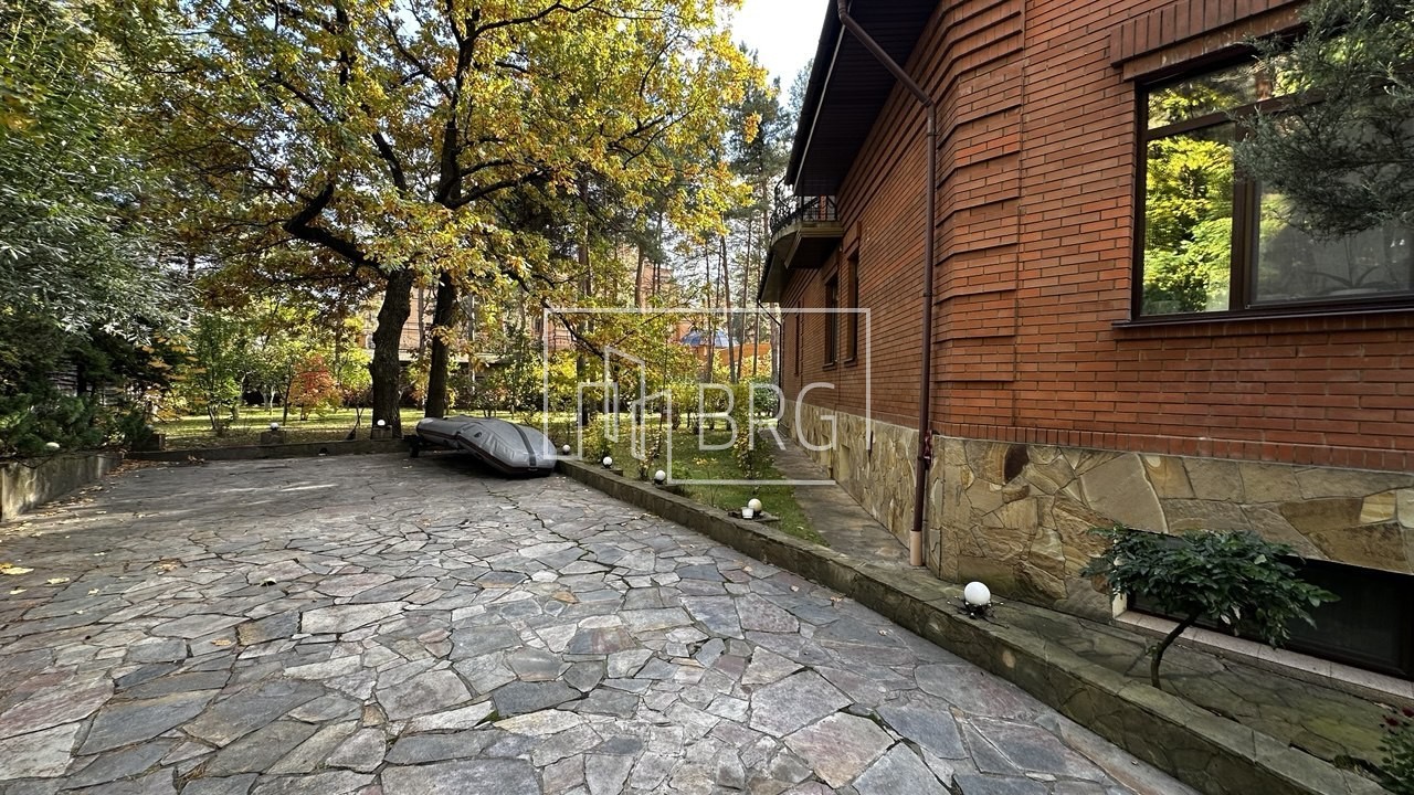 Дом 700м в сосновом лесу Пятихатки Козин. Київська обл