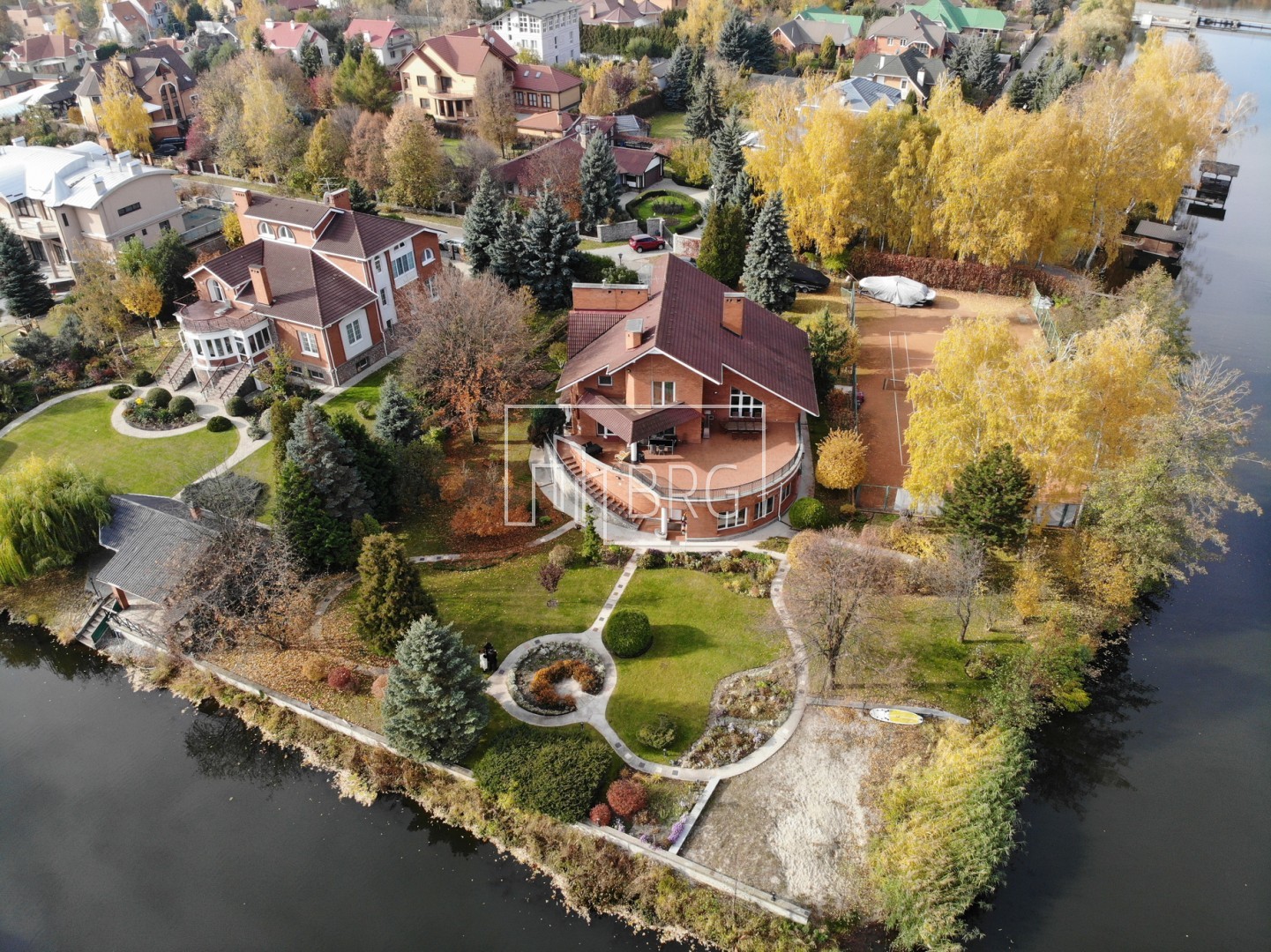 House KG Golden Gate 536m with a tennis court and access to the river Kozinka. Kiev region