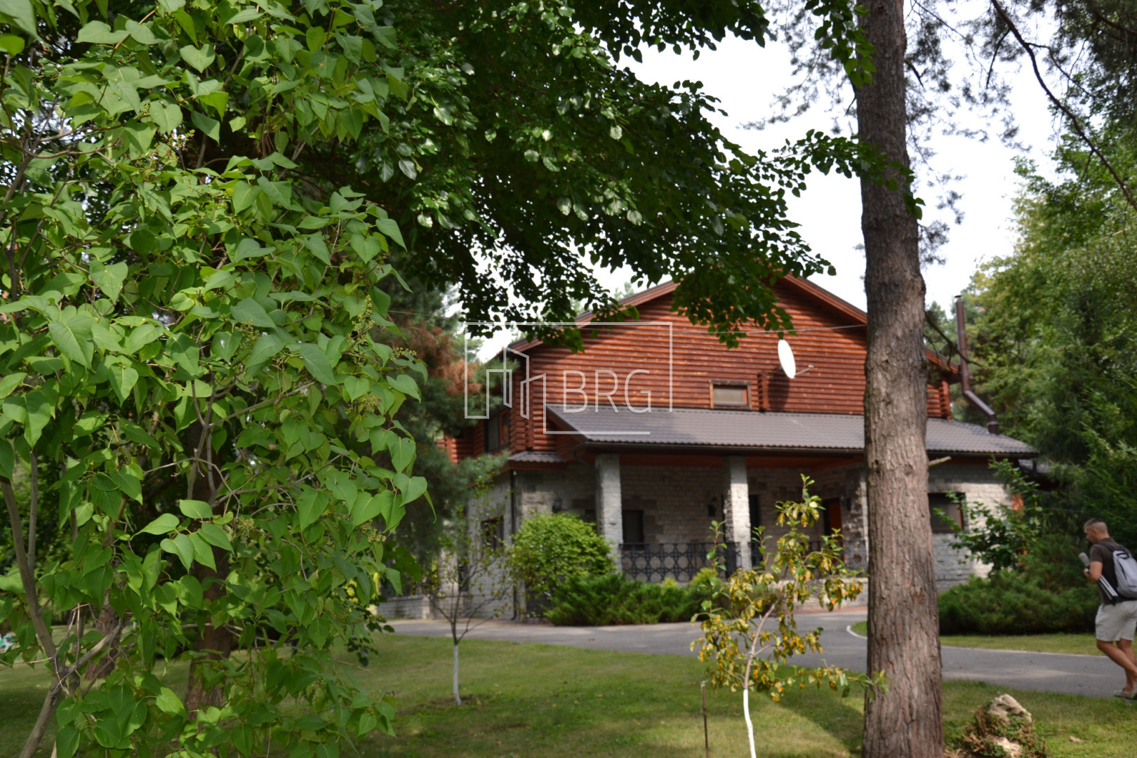 House 850m in Rudyki with a guest house and a sauna complex on the territory. Kiev region