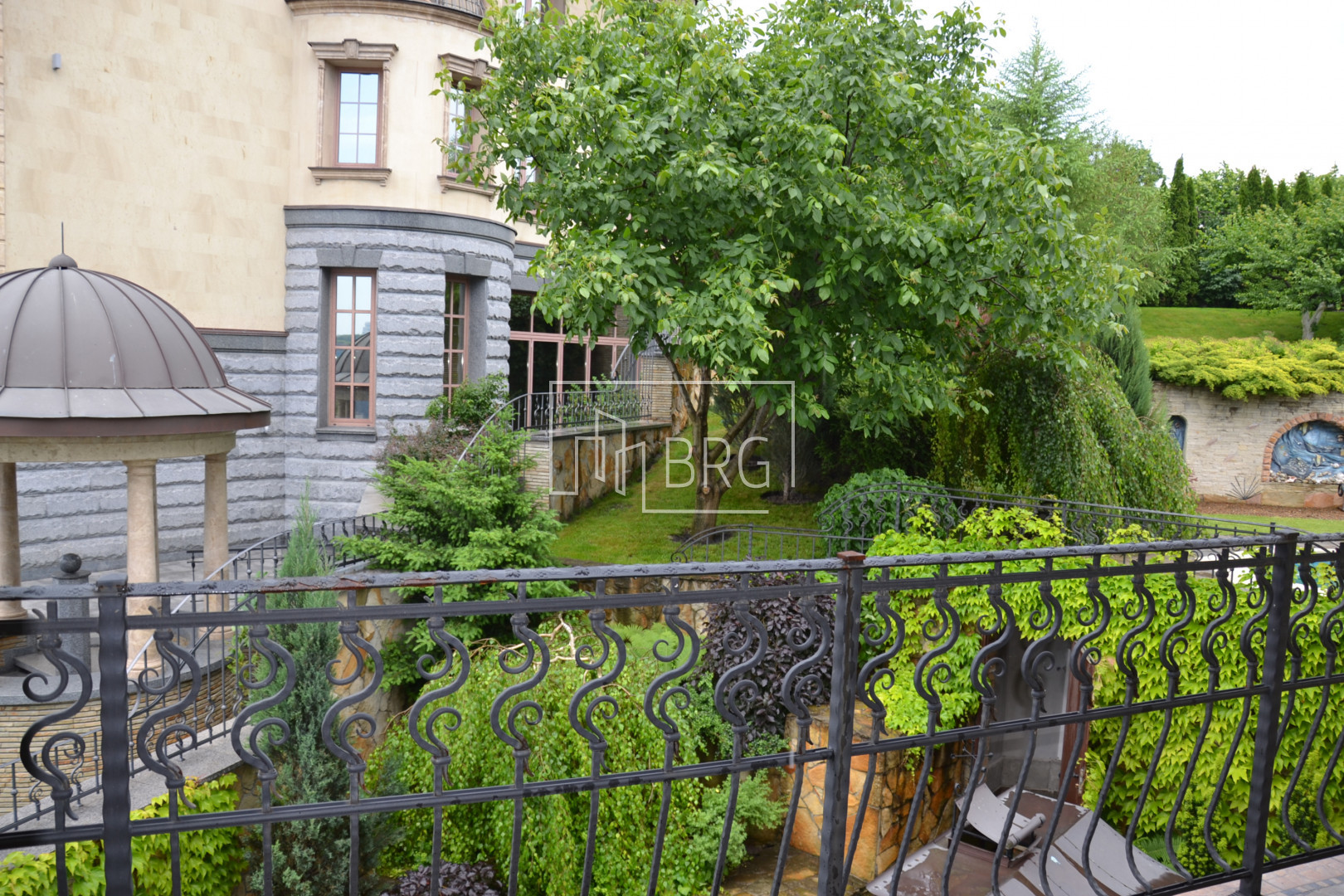 Дом с калиткой в Ботанический сад Мичурина . Киев