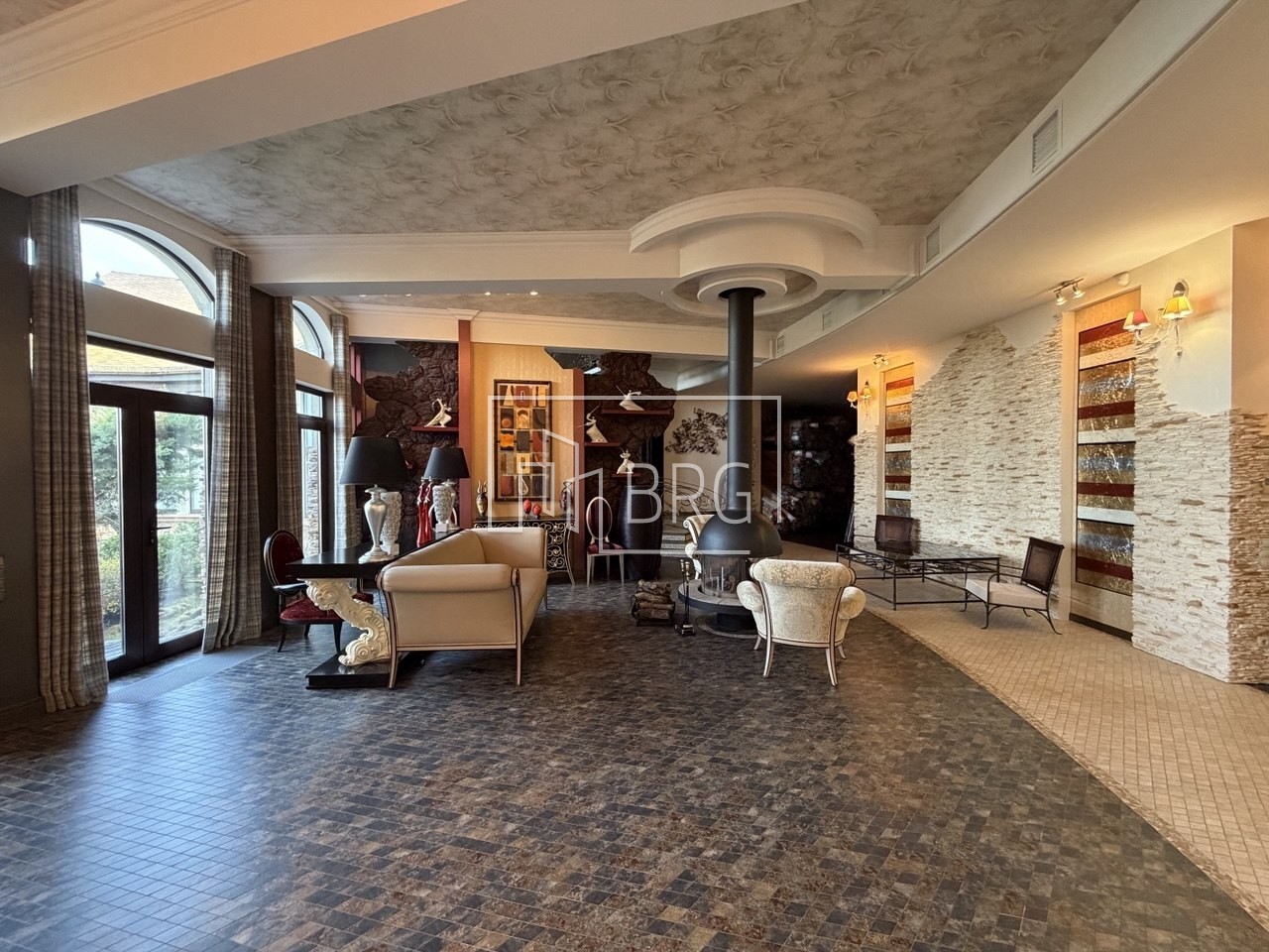 Дом 1500м КГ Тихая гавань с бассейном и выходом на Днепр. Київська обл