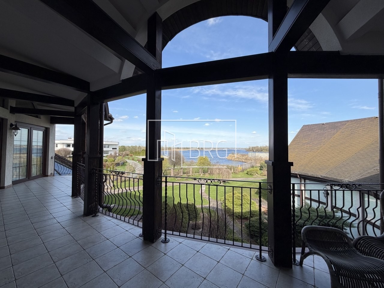 Дом 1500м КГ Тихая гавань с бассейном и выходом на Днепр. Київська обл