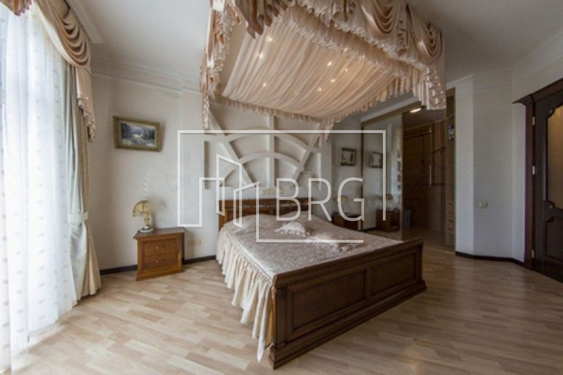 Apartment 156m Shevchenko district. Kiev