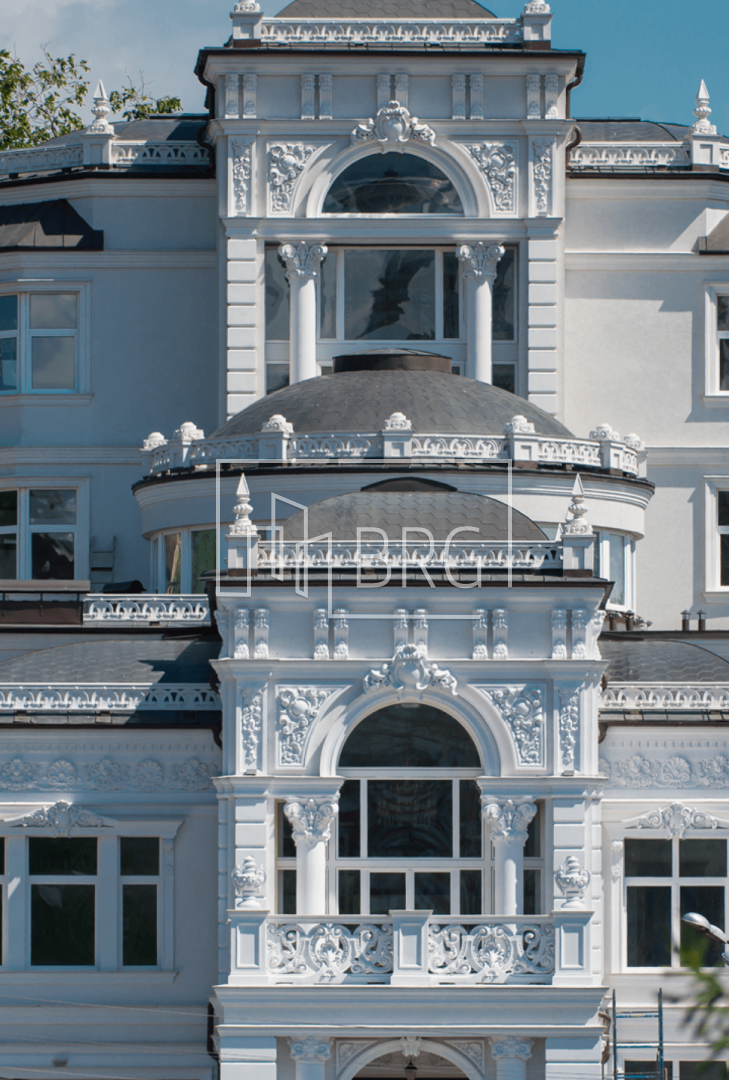 White House on Pechersk in classic style 1000m. Kiev