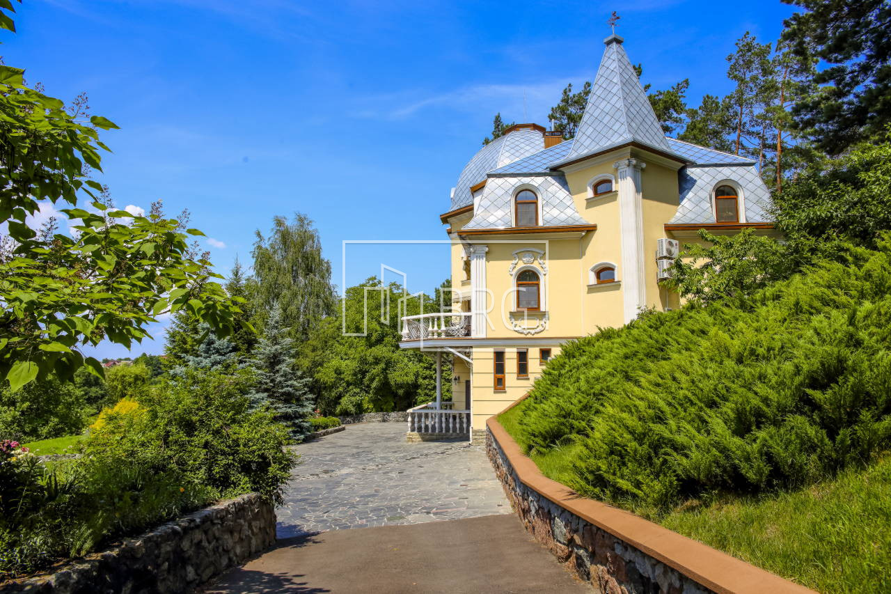 House in Gostomel with three lakes in the territory. Kiev region