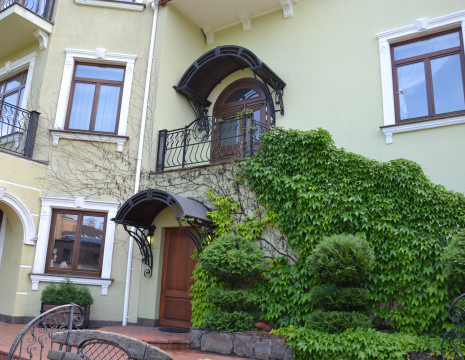 House with a wicket to the Michurin Botanical Garden. Kiev